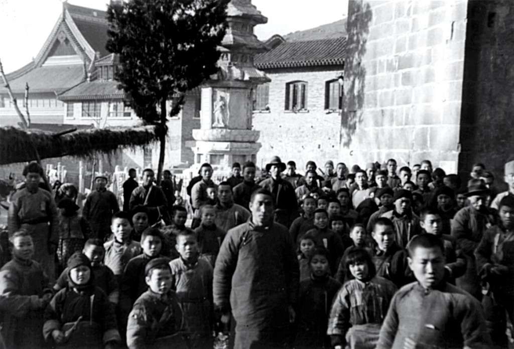 refugees in the qixia temple refugee shelter e5a351 10243189392135796325116