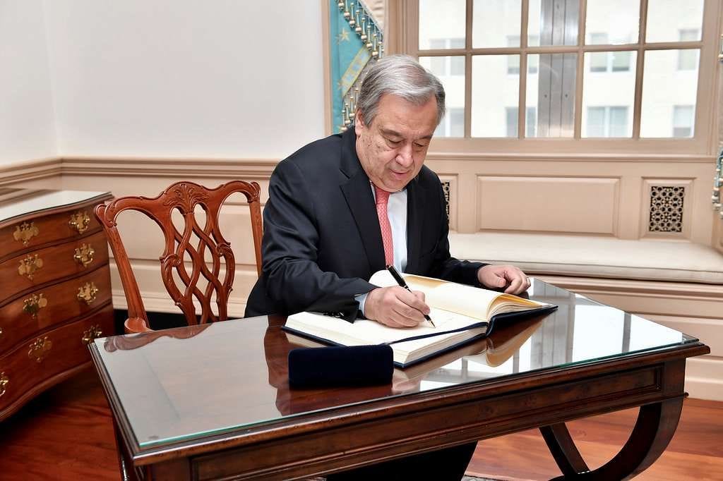 un secretary general guterres signs secretary pompeos guestbook 28099766287 b54e3c 1024281296114310223401703058