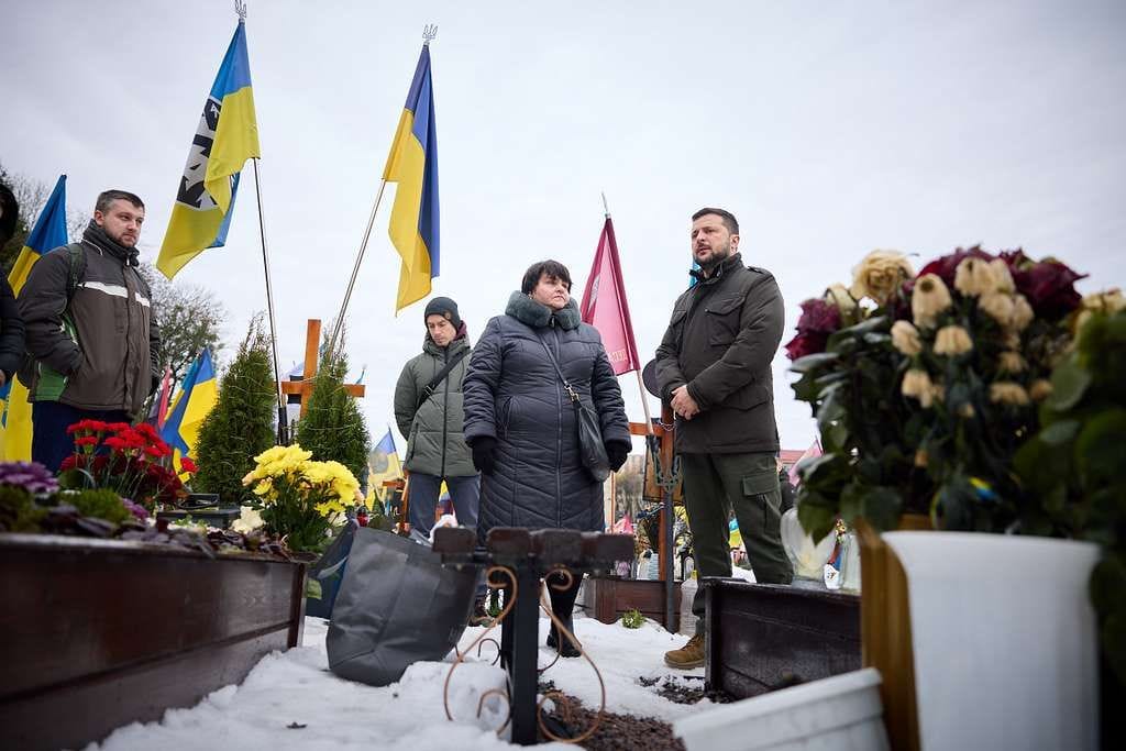 at the lychakiv cemetery in lviv volodymyr zelenskyy honored the memory of c2d5c0 1024281296009918434614938986