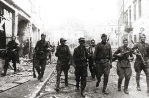 19440712-soviet-and-ak-soldiers-vilnius-e6e985-10242684989705261600451